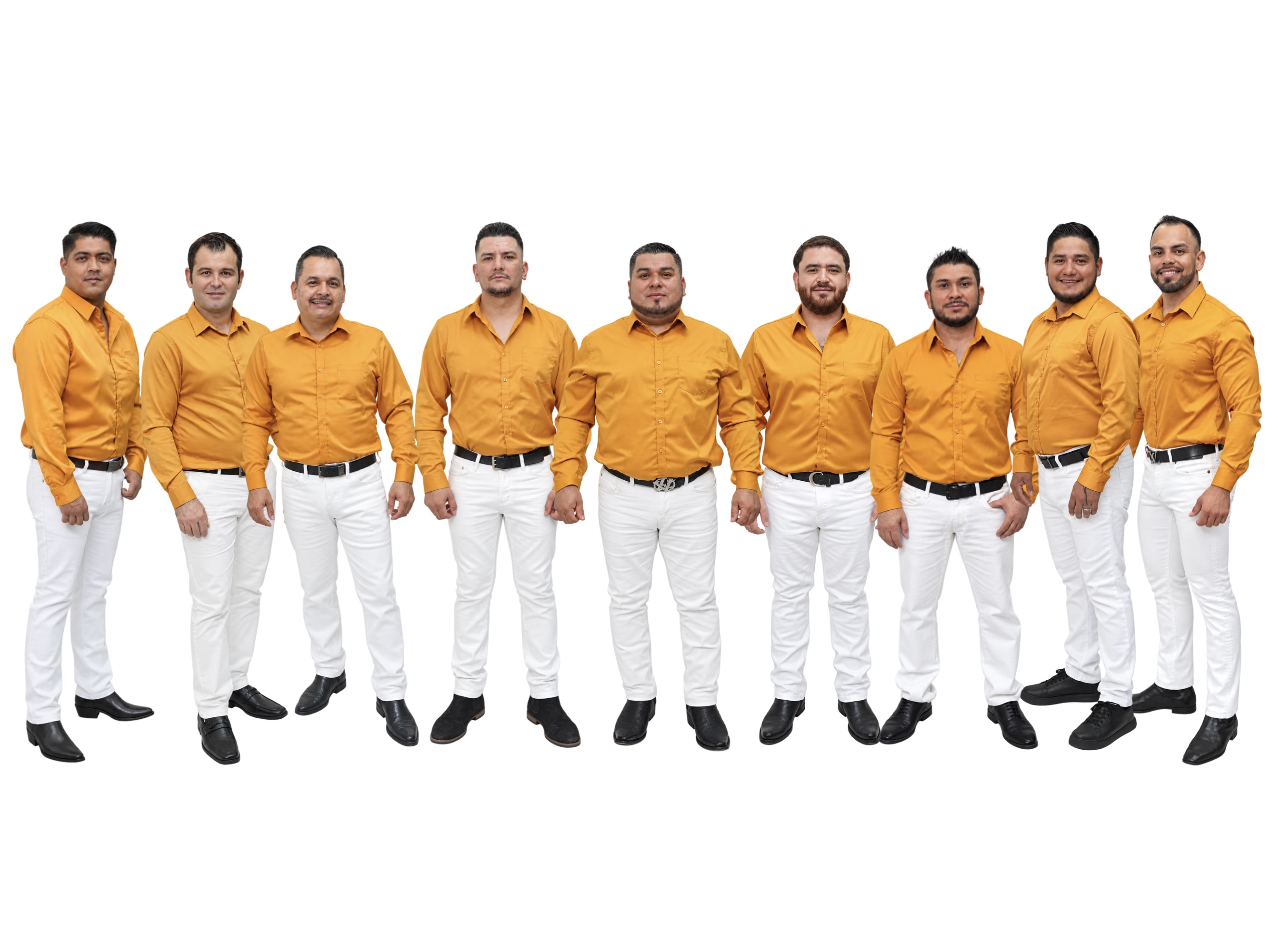 Integrantes de Banda Las Vegas con camisas amarillas y pantalones blancos